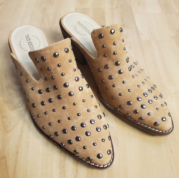 Arider Girl Shoes - NWOT. Arider Girl Tan Studded Mules. Size 6. #SW